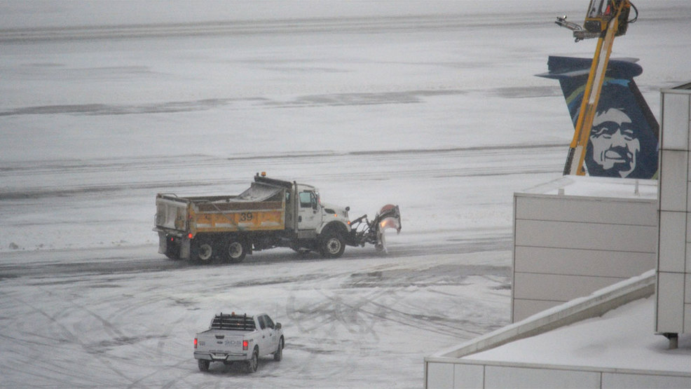 Workers clear snow at Sea-Tac Airport 190208_pio_seatac_airport_snow_1280.jpg
