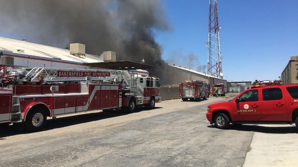 Fire crews battling structure fire in central Bakersfield KBAK