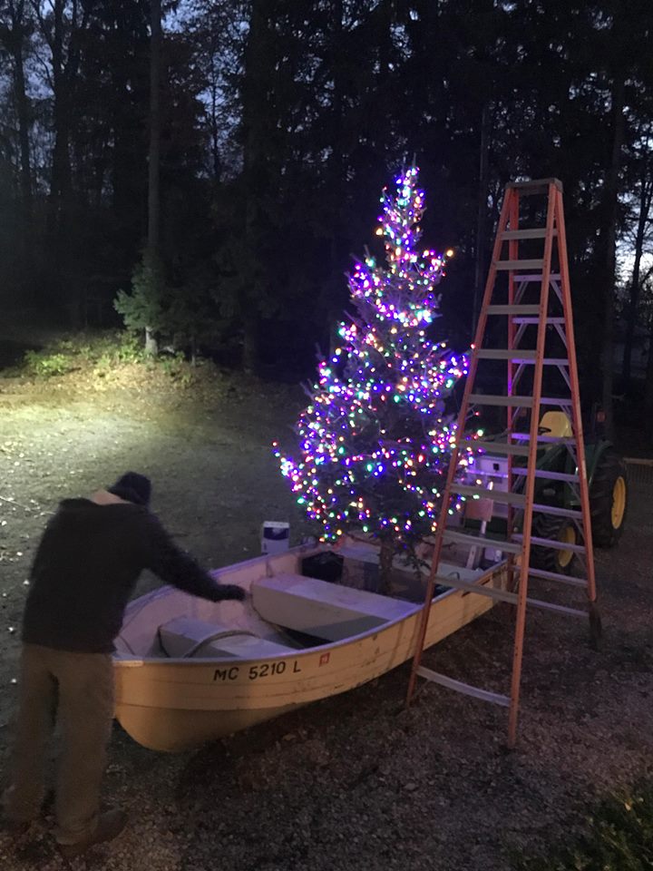 Christmas tree boat tradition lights up Glen Lake WPBN