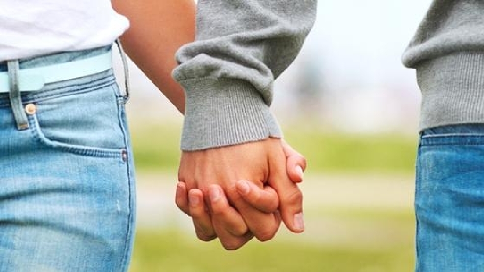 Мужчина взял мою руку в свои 44