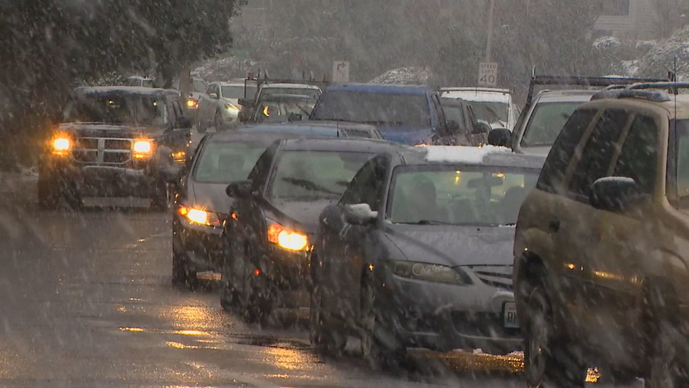 Snow falls around Seattle area snowBadTraffic.jpg