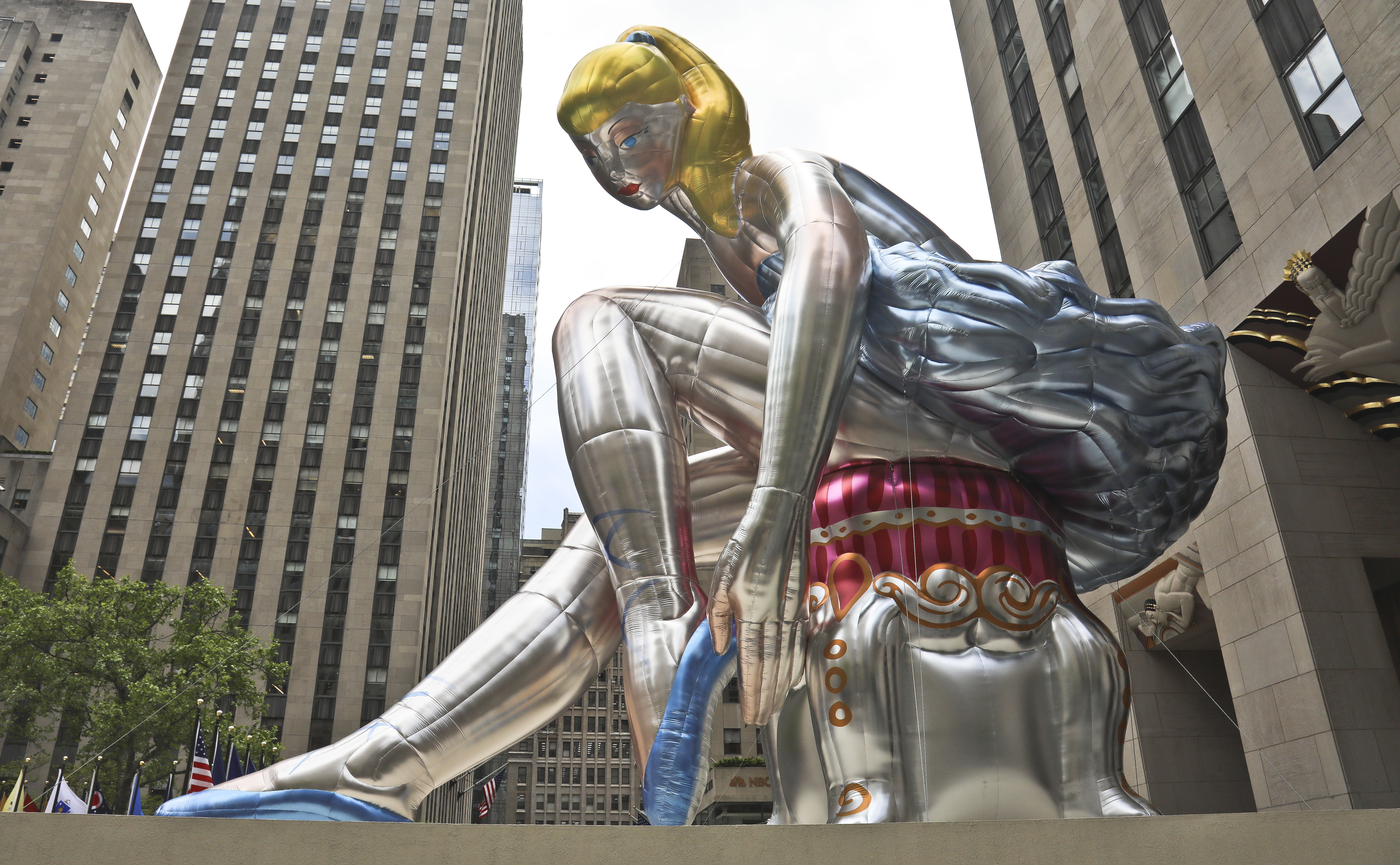 Inflatable sculpture of ballerina by Jeff Koons unveiled KOMO